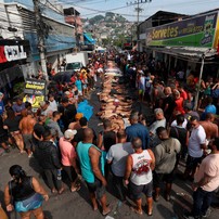 Alguns familiares fazendo reconhecimento de corpos — Foto: Gabriel de Paiva/Agência O Globo