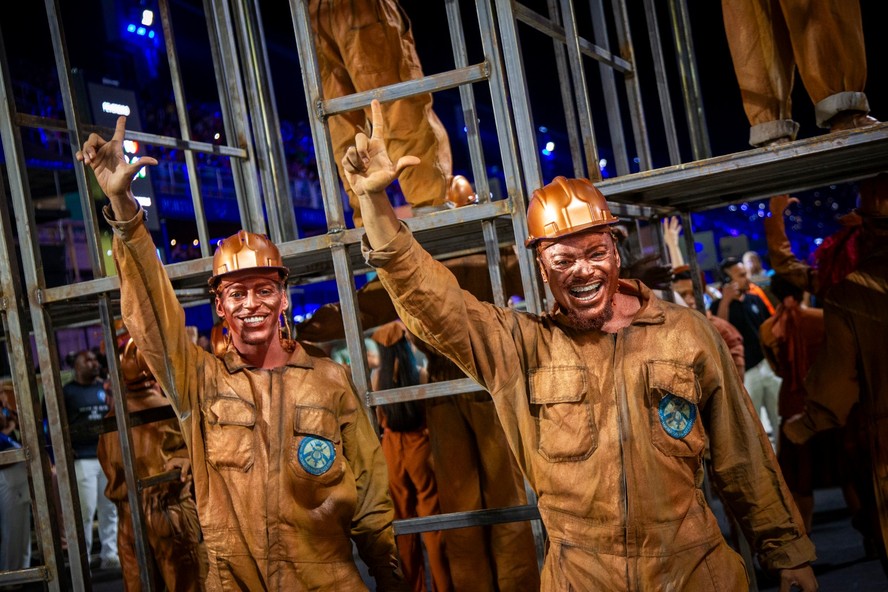 Passado na Avenida. Integrantes da comissão de frente se apresentam durante o ensaio técnico da Acadêmicos de Niterói, na Sapucaí: fantasia de operário é referência à trajetória do presidente Lula