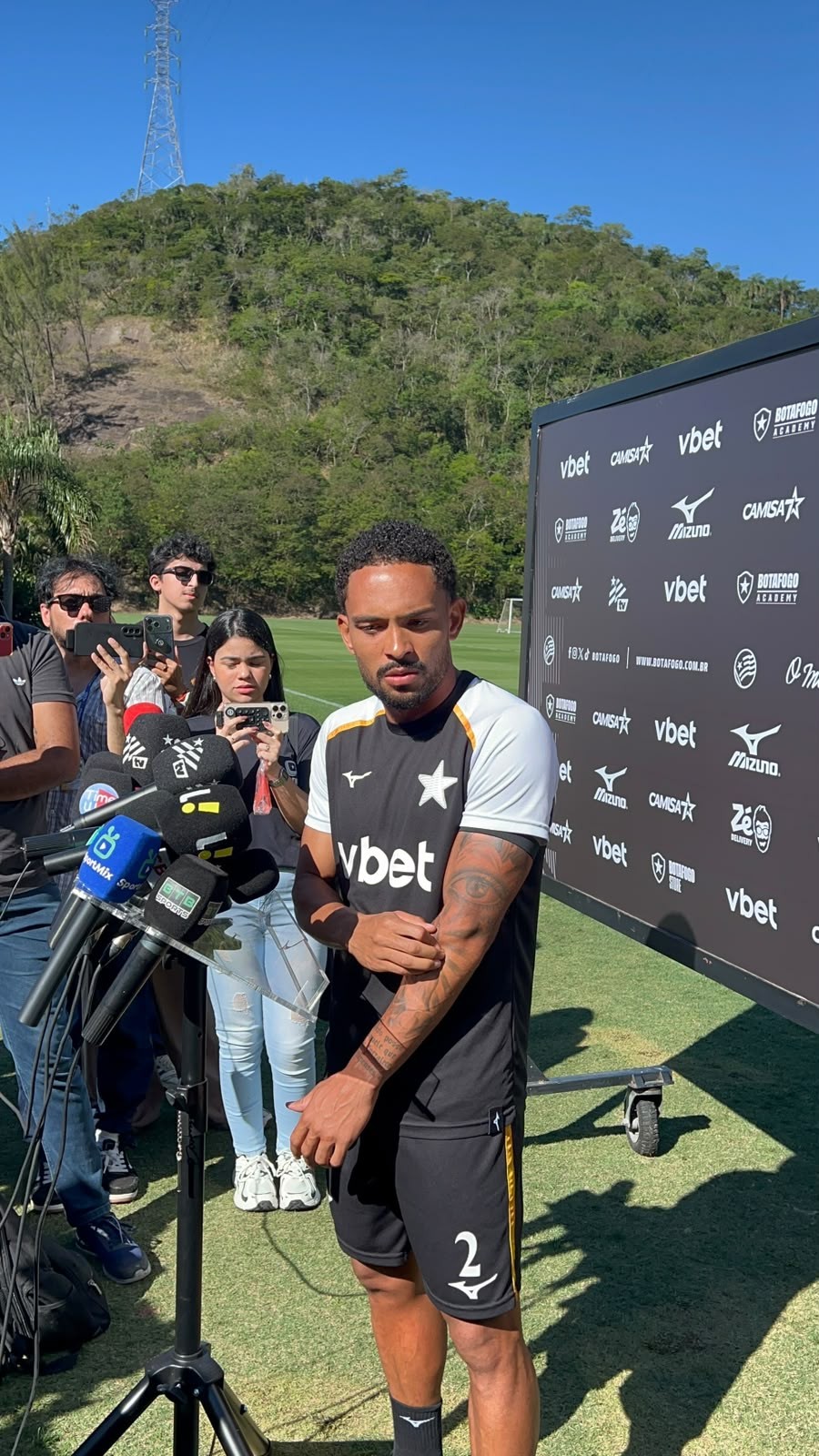 Vitinho nega saída do Botafogo: ‘Quando saíram as notícias, fiquei assustado’ - QTU Questões do Universo