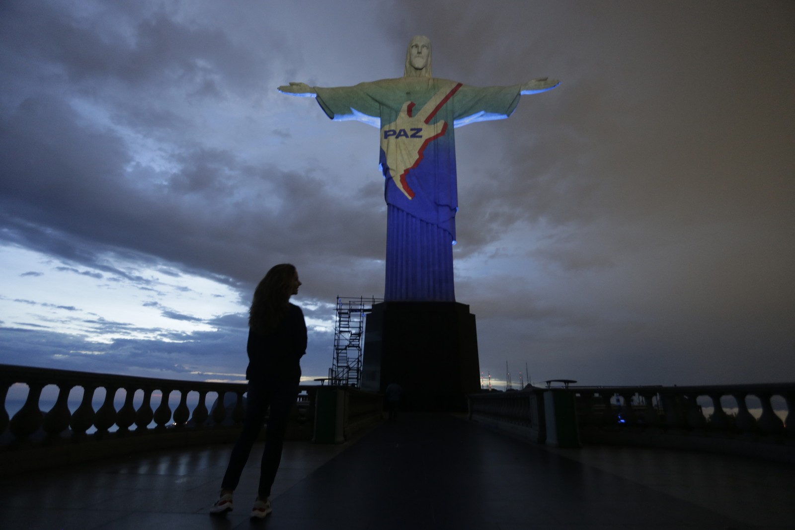 Cristo Redentor recebe projeção de imagens em homenagem aos 40 anos do Rock in Rio — Foto: Domingos Peixoto / Agência O Globo