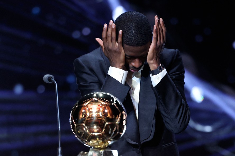 O atacante franc&ecirc;s Ousmane Demb&eacute;l&eacute;, do Paris Saint-Germain, se emociona ap&oacute;s receber a Bola de Ouro