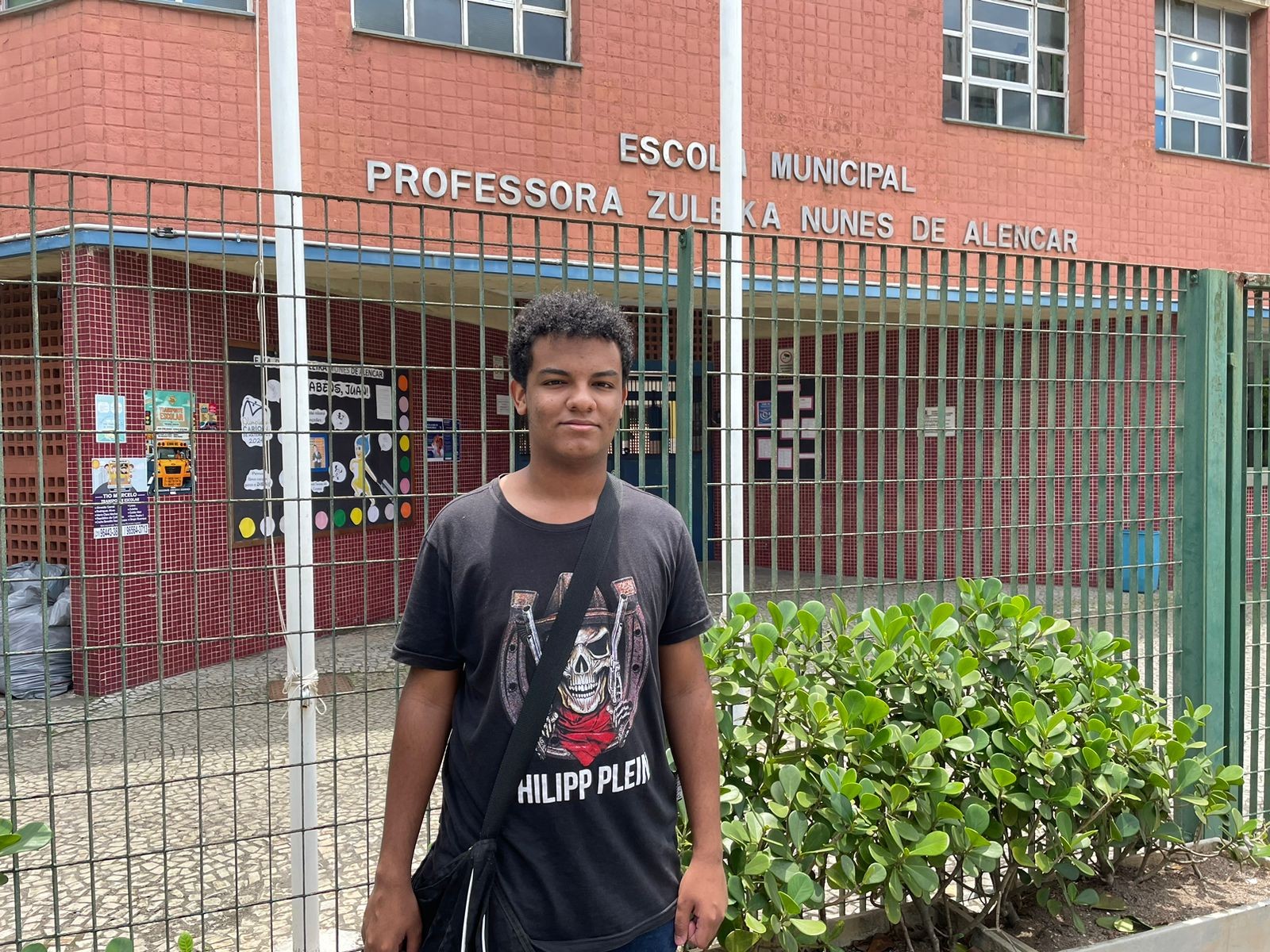 O estudante Edson Braz, de 18 anos, faz o Enem pela primeira vez neste domingo — Foto: Luis Felipe