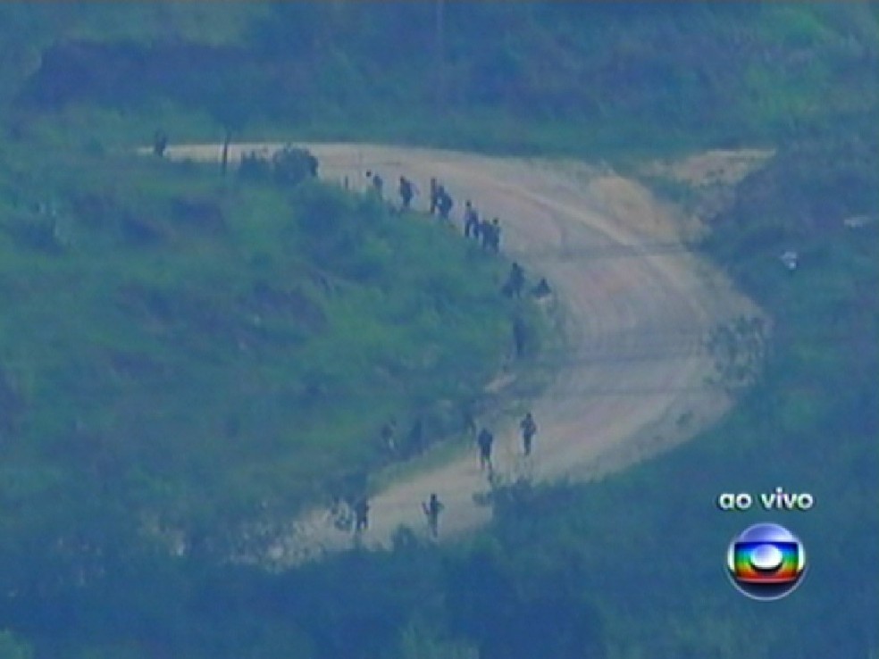 Fuga de bandidos da Vila Cruzeiro pela Serra da Misericórdia, em 2010 — Foto: Reprodução/TV Globo