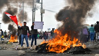 Manifestantes exigem novas eleições e a renúncia da nova presidente, Dina Boluarte, após a prisão de seu antecessor, Pedro Castillo — Foto: Diego Ramos / AFP