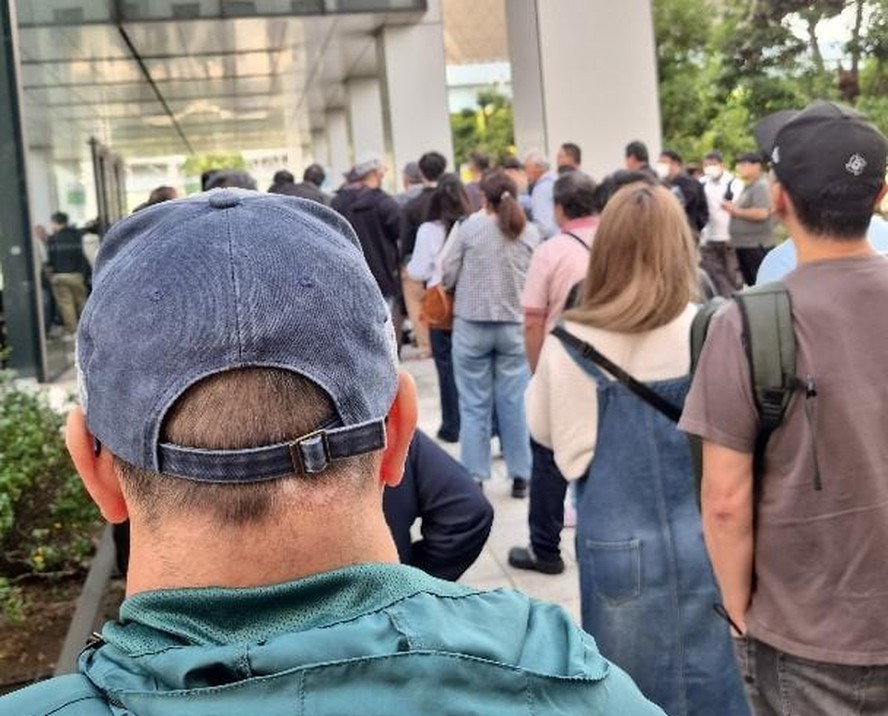 O estudante brasileiro Daniel Wassano, de 22 anos, relatou que dúvidas de voluntários que realizavam os atendimentos aos eleitores geraram fila no início da votação em Tóquio