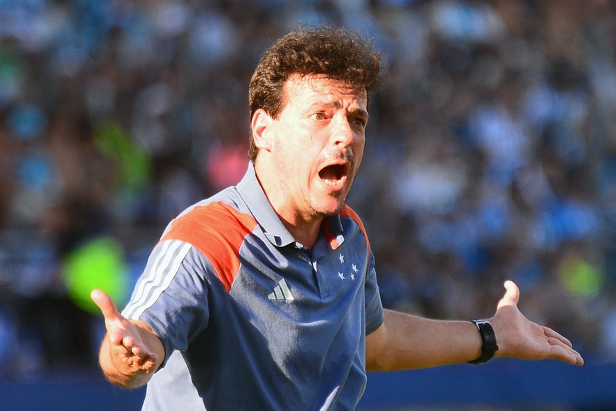 Fernando Diniz n&atilde;o &eacute; mais t&eacute;cnico do Cruzeiro