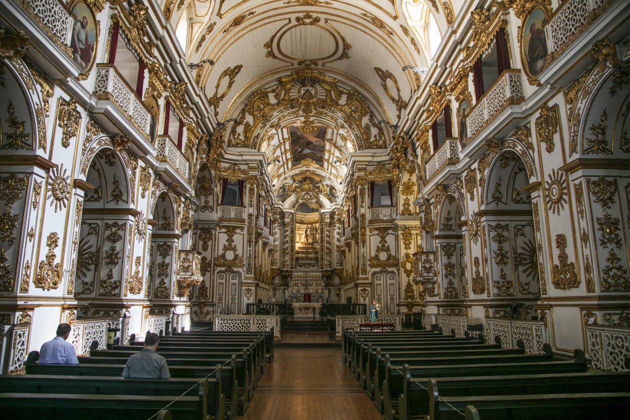 Casar na igreja de Giulia Be e Conor Kennedy pode custar mais de R$ 5 mil e exigir até dois anos de antecedência