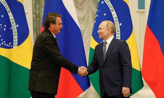 O presidente Jair Bolsonaro cumprimenta o presidente russo, Vladimir Putin, durante visita a Moscou.