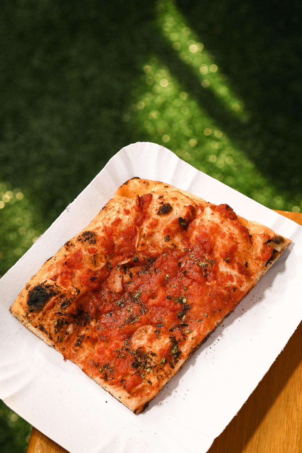 Pizza "rosso": na Pizza da Mooca, Shop - opção com molho marcante e alho laminado — Foto: Gabriel Reis, Valor