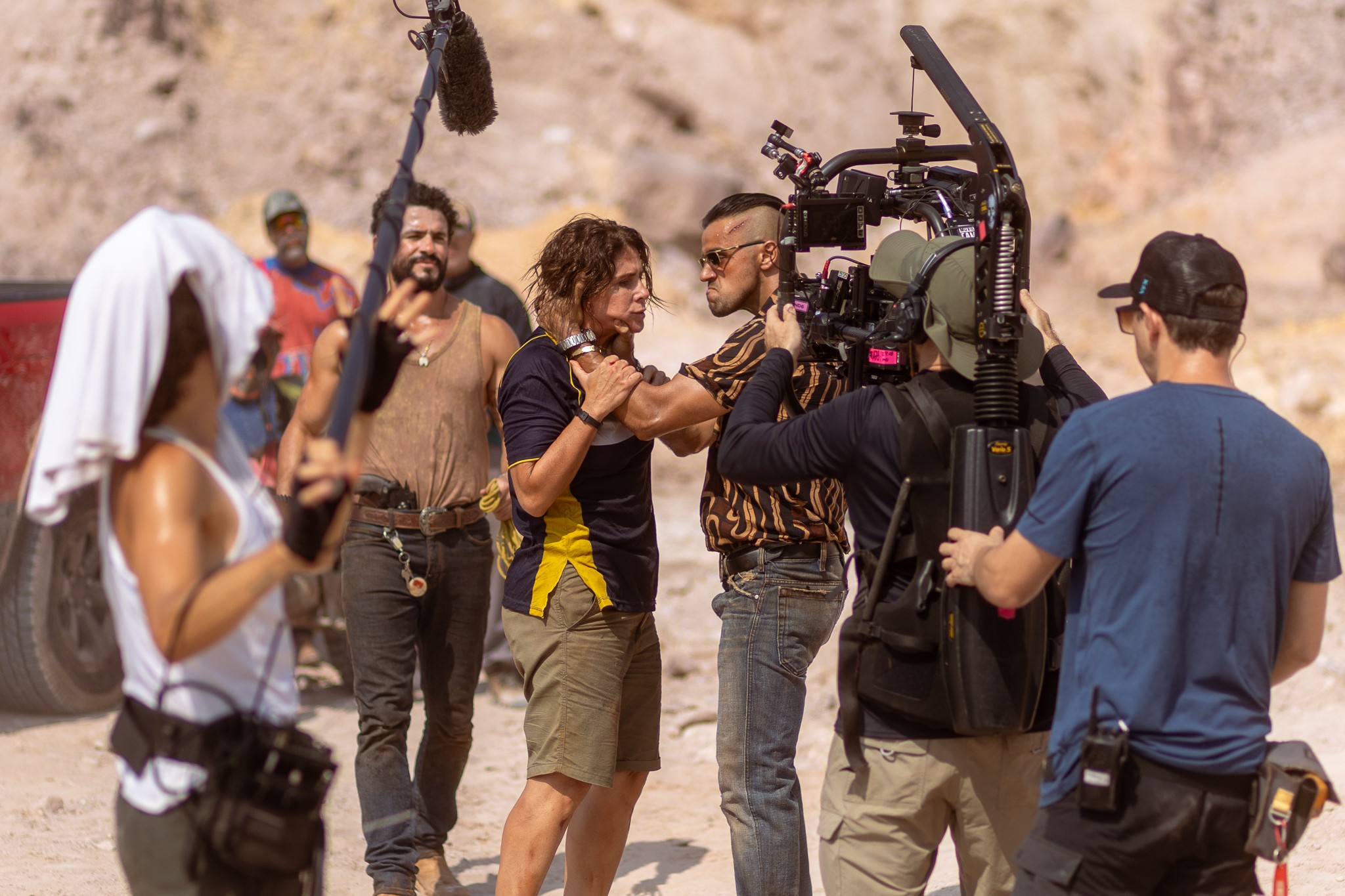 Em novo filme, personagem de Giovanna Antonelli sofrerá nas mãos de capangas vividos por Felipe Simas e Vinícius de Oliveira