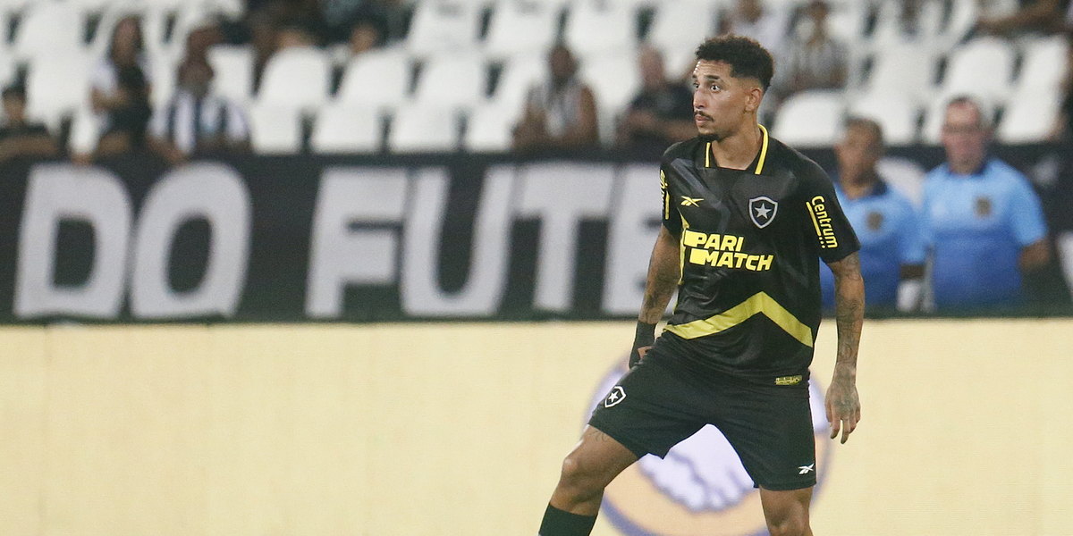 Botafogo afasta Kauê após ex-namorada acusar volante de agressão