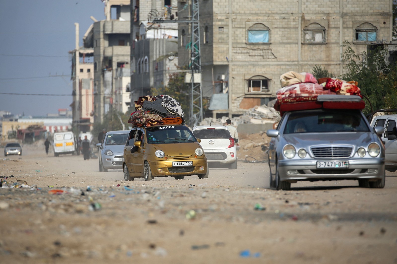Palestinos fogem do campo de refugiados em Al-Maghazi, região central de Gaza, após ordem de evacuação de Israel — Foto: Eyad BABA / AFP