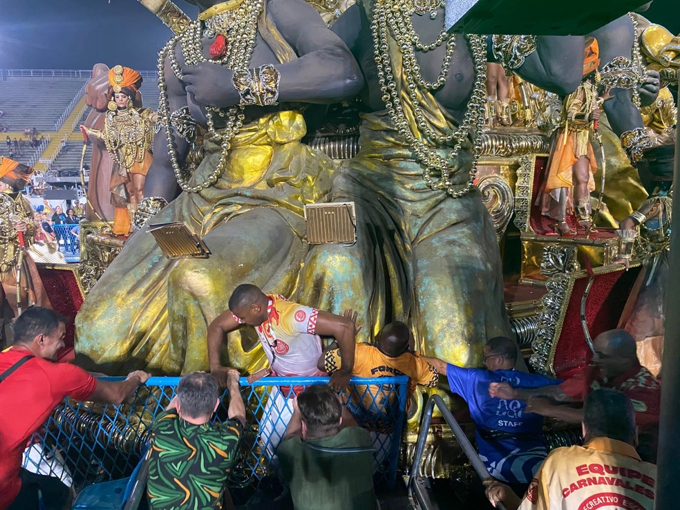 Acidente com o carro alegórico da União de Maricá — Foto: João Vitor Costa