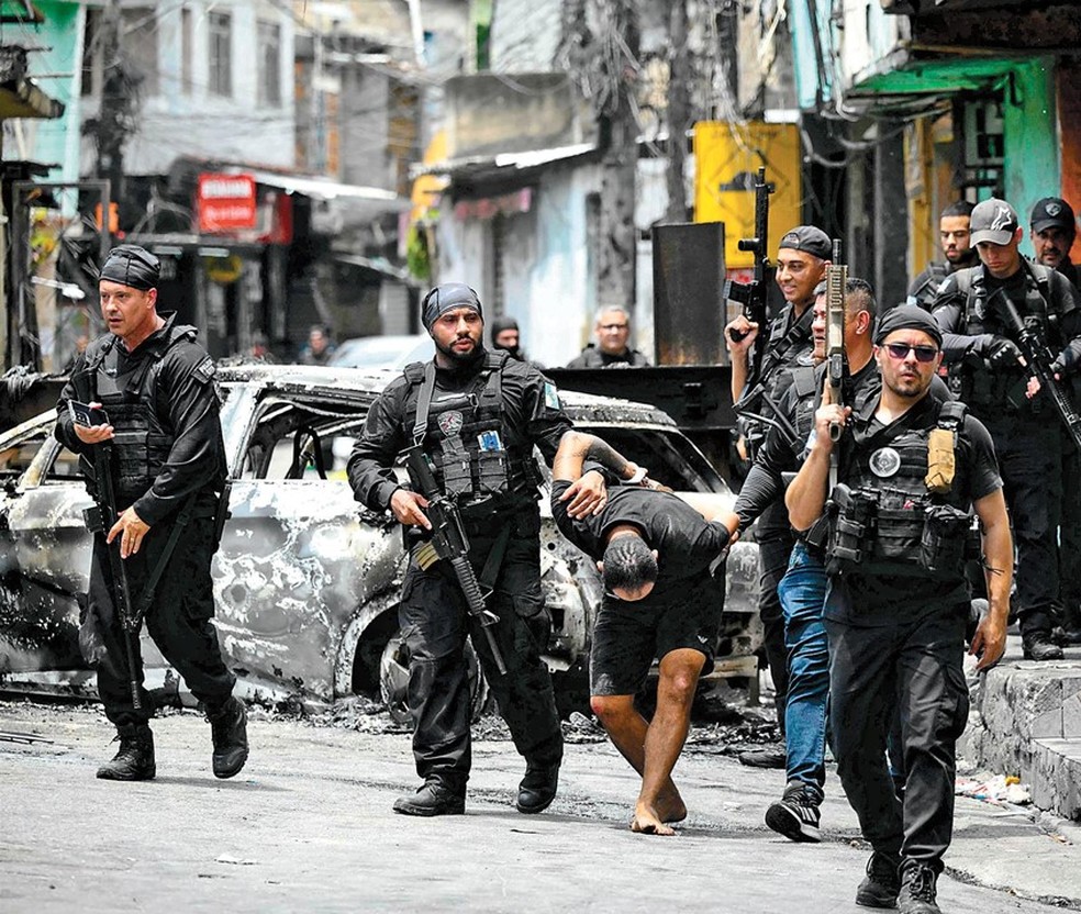 Megaoperação. Cerca de  2.500 agentes participaram da ação de ontem, que resultou em prisões de envolvidos com o Comando Vermelho — Foto: Mauro Pimentel/AFP
