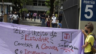 Ativistas fazem protesto na entrada do Enem, na Uerj do MaracanãAgência O Globo