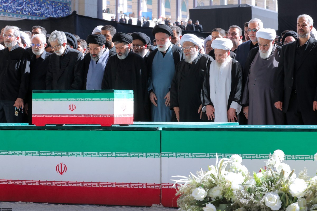 Filhos de Ali Khamenei comparecem a funeral, mas sucessor está ausente
