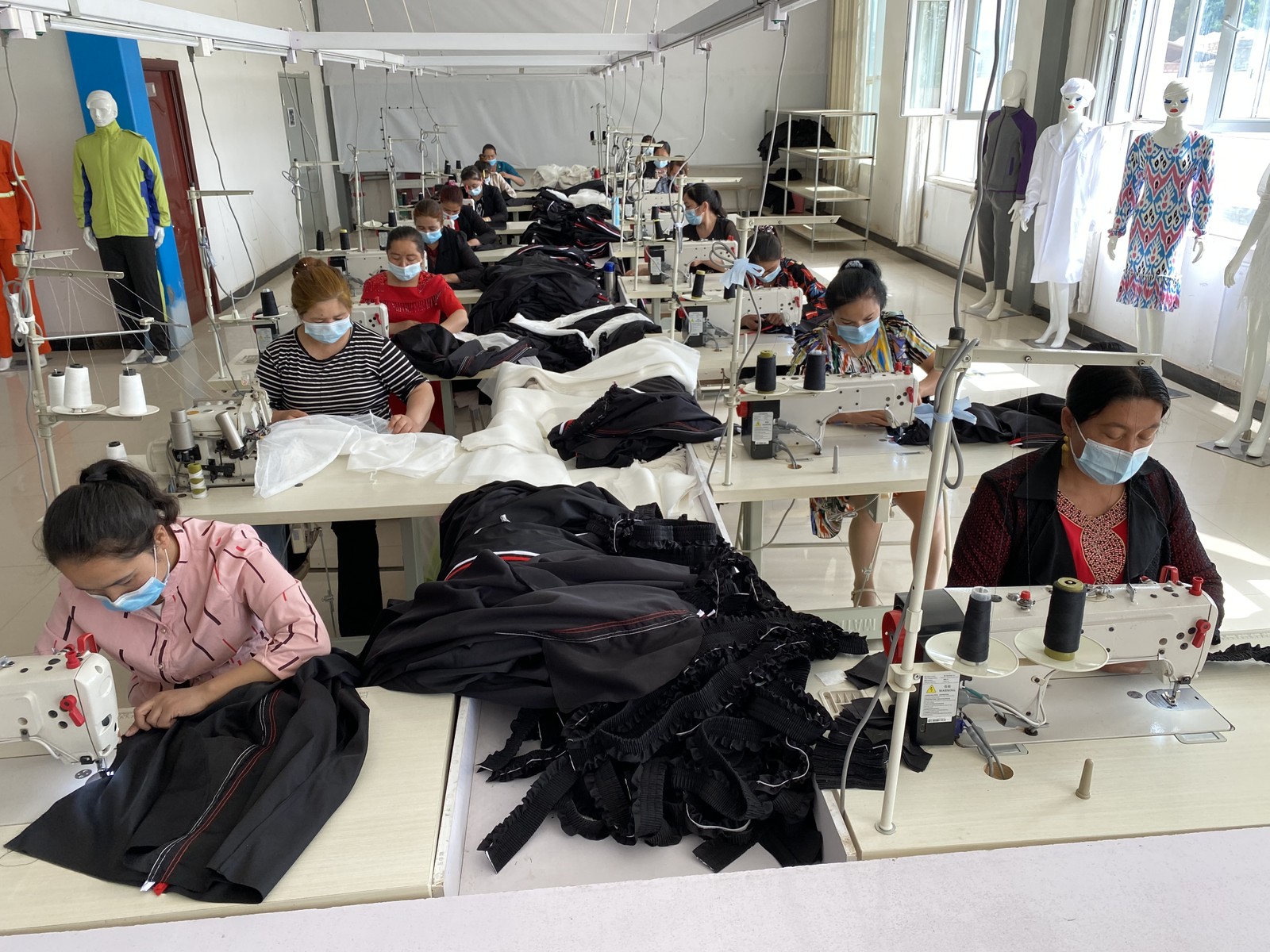 Fábrica de roupas em Kashgar, onde em visita guiada operárias negam rumores detrabalho forçado; região cresceu mais do que o resto da China em 2020Agência O Globo