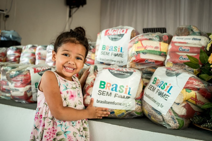 Criança em Manaus com kit de alimentos da campanha Brasil sem Fome, do ano passado