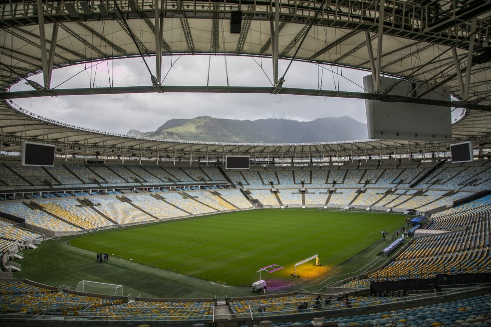 Maracanã recebe plantio de gramado de inverno em meio a pausa para data Fifa — Foto: Guito Moreto / Agência O Globo