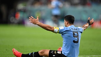 Suárez gesticula para arbitragem durante jogo contra Gana — Foto: RAUL ARBOLEDA/AFP