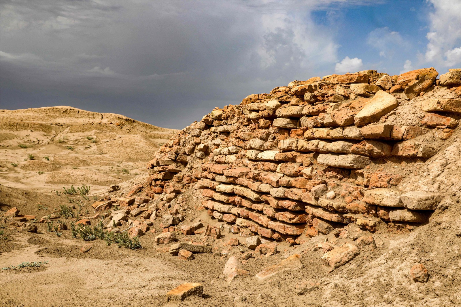 Antigos tesouros babilônicos, minuciosamente desenterrados, estão desaparecendo lentamente sob a areia soprada pelo vento — Foto: Asaad Niazi / AFP