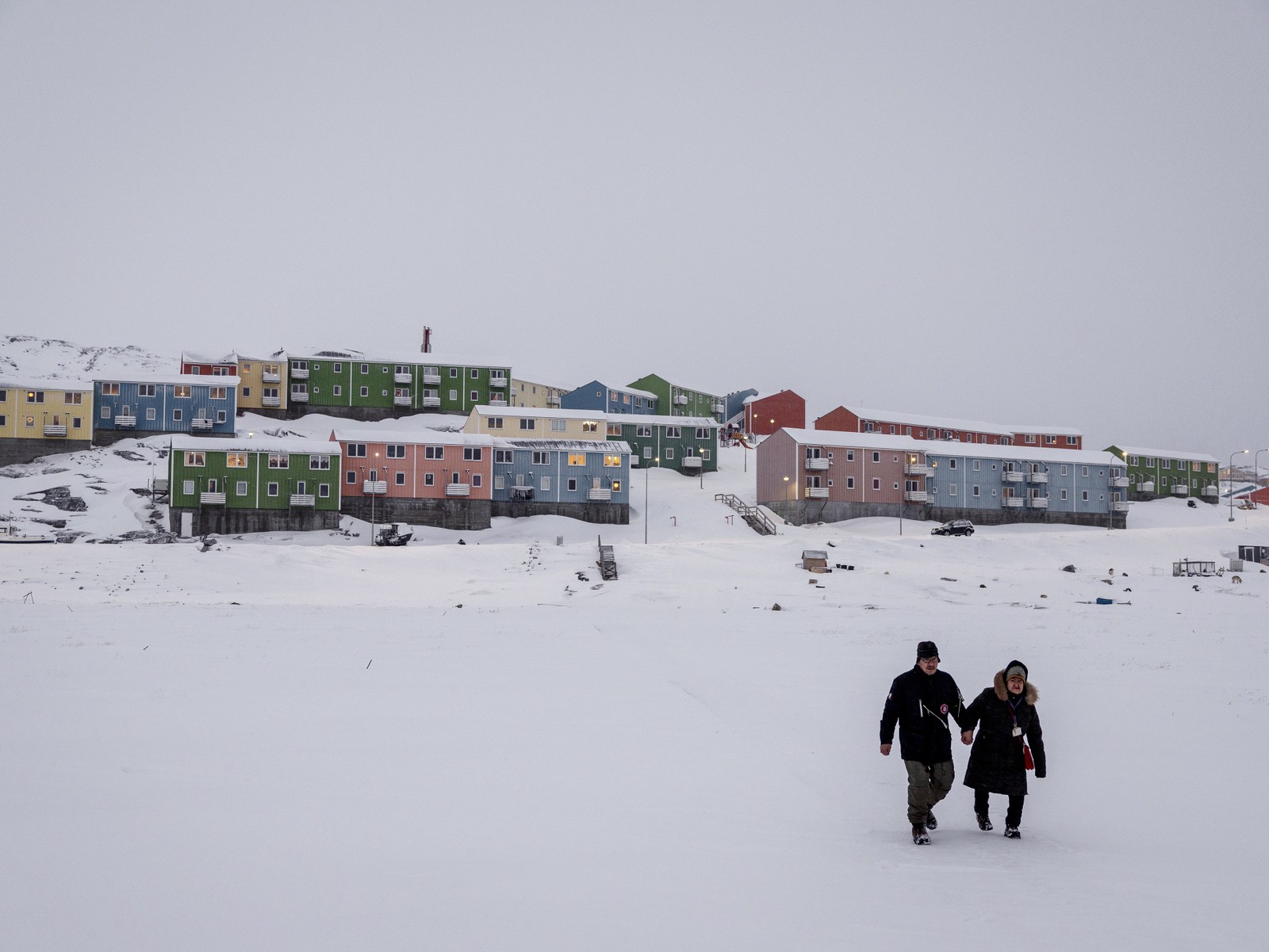 Pessoas caminham sobre a neve em Ilulissat, na Groenlândia — Foto: Ivor Prickett/The New York Times