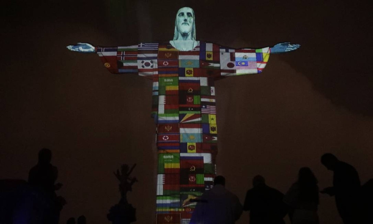 O Santuário Cristo Redentor promove projeção das bandeiras de países com casos de coronavírus no monumento Cristo Redentor — Foto: Luiza Moraes / Agência O Globo