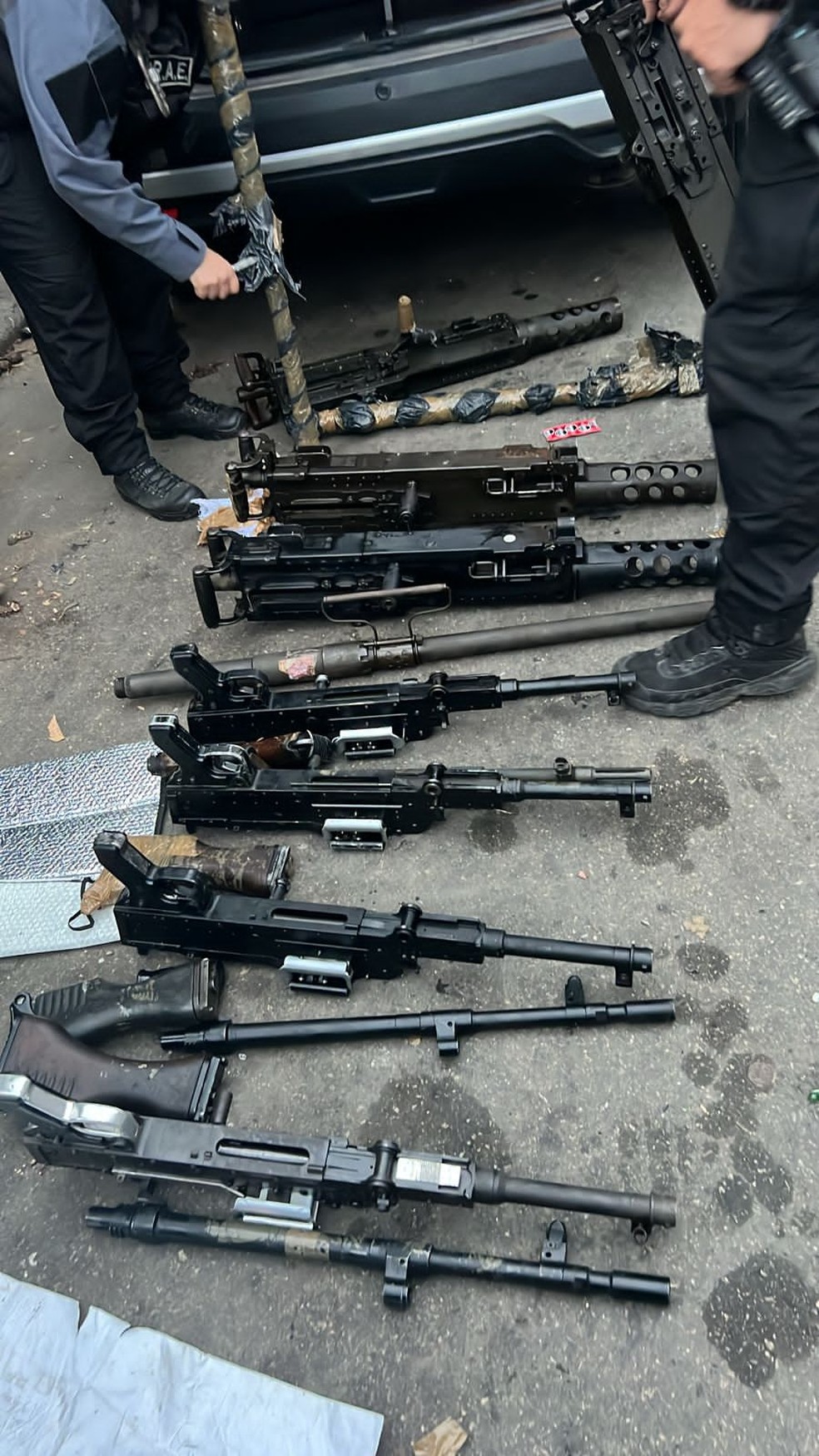 Armamento de uso exclusivo das Forças Armadas foi encontrado na Zona Oeste do Rio — Foto: Divulgação / PCERJ