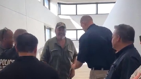 Fugitivo ri ao ser preso 32 anos após ser condenado por tentativa de homicídio de amigo nos EUA; vídeo