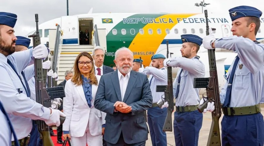 Lula e Janja desembarcam de avião presidencial
