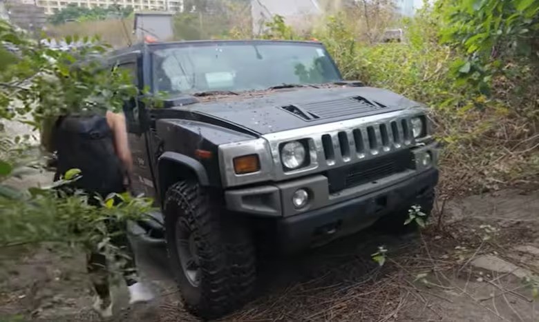 Vista frontal do Hummer H2 Stretch — Foto: Reprodução