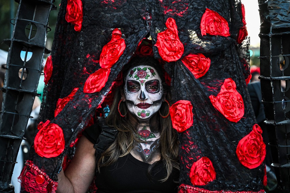 Desfile em celebração ao Dia do Muertos no sábado (1/11), em Fort Lauderdale, Flórida, EUA — Foto: Chandan Khanna / AFP