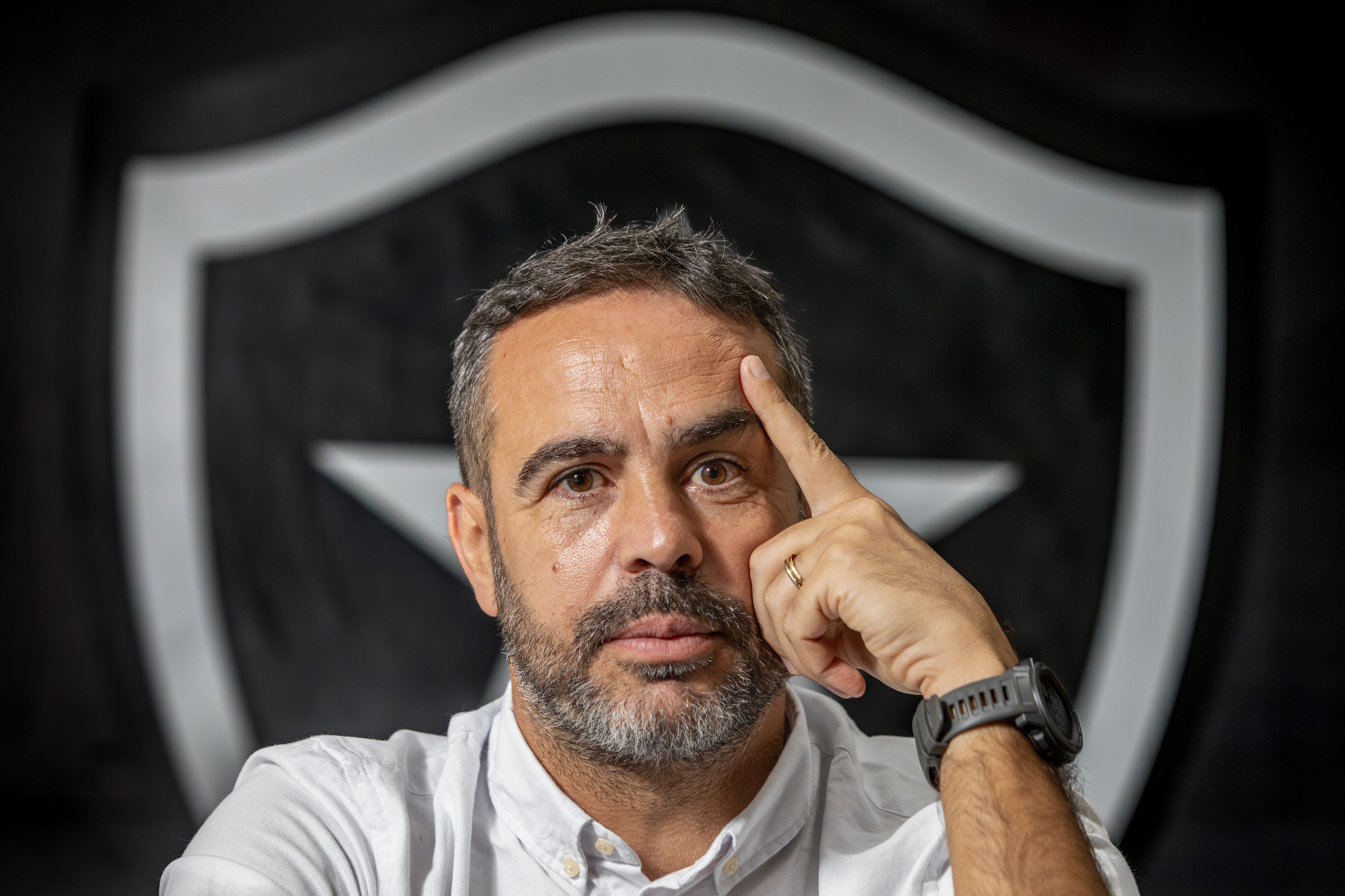 Entrevista: Artur Jorge afasta pressão em reta final e diz que Botafogo não é imbatível, mas 'tem sido insuperável'