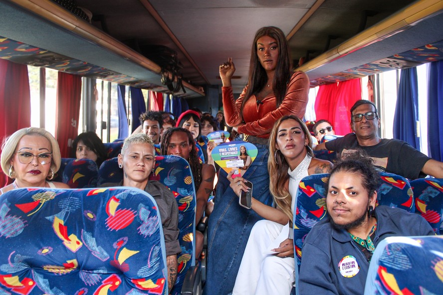 Libera meu xixi': vereadora lidera protesto em Petr&oacute;polis contra projeto  que pro&iacute;be pessoas trans em banheiros de acordo com sua identidade de g&ecirc;nero