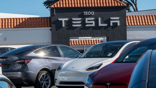 Tesla pode ser processada por propaganda enganosa sobre função autônoma de seus carros