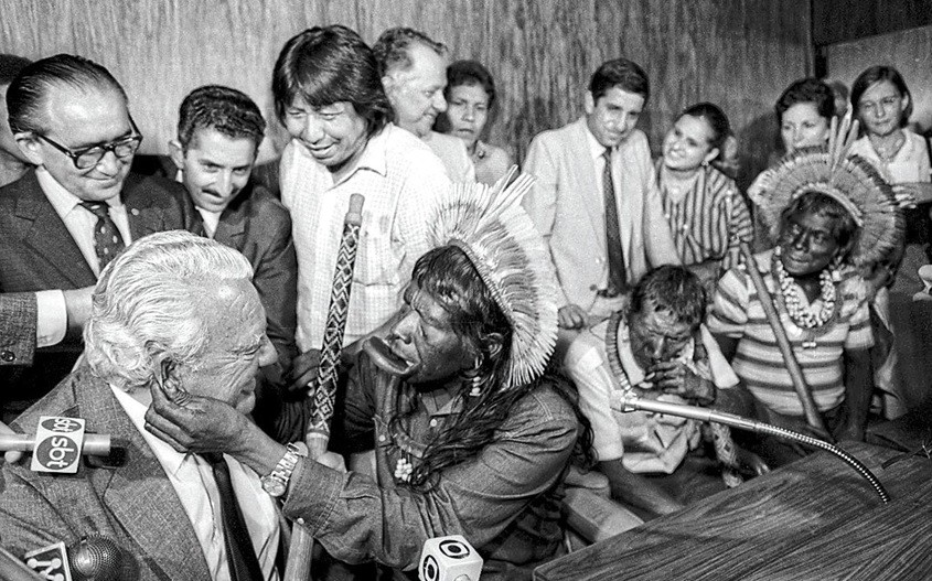 Raoni dá “puxão de orelhas” no ministro Mário Andreazza, em gesto afetuoso que marca fim de conflito no Xingu — Foto: Jamil Bittar