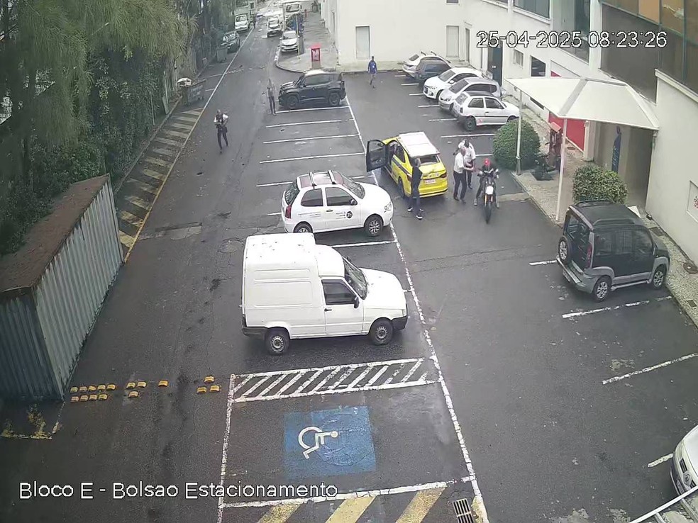 O empresário chamou um táxi e colocou os quadros sobre o veículo, mas foi abordado pelos seguranças do prédio e fugiu — Foto: Reprodução