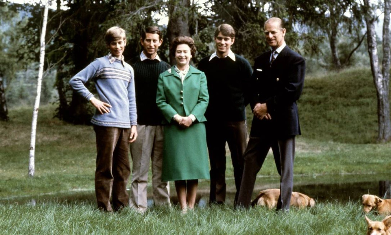 A Rainha Elizabeth II com seu marido, o Duque de Edimburgo, e seus três filhos, Charles, Edward, Andrew e os corgies reais no Castelo de Balmoral, na Escócia  — Foto: Arquivo / AFP