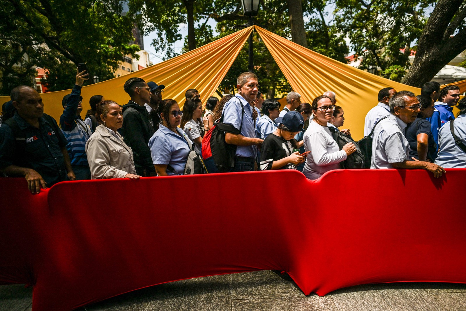 Funcionários públicos, donas de casa e aposentados estão entre novos alistados — Foto: Pedro Mattey/AFP