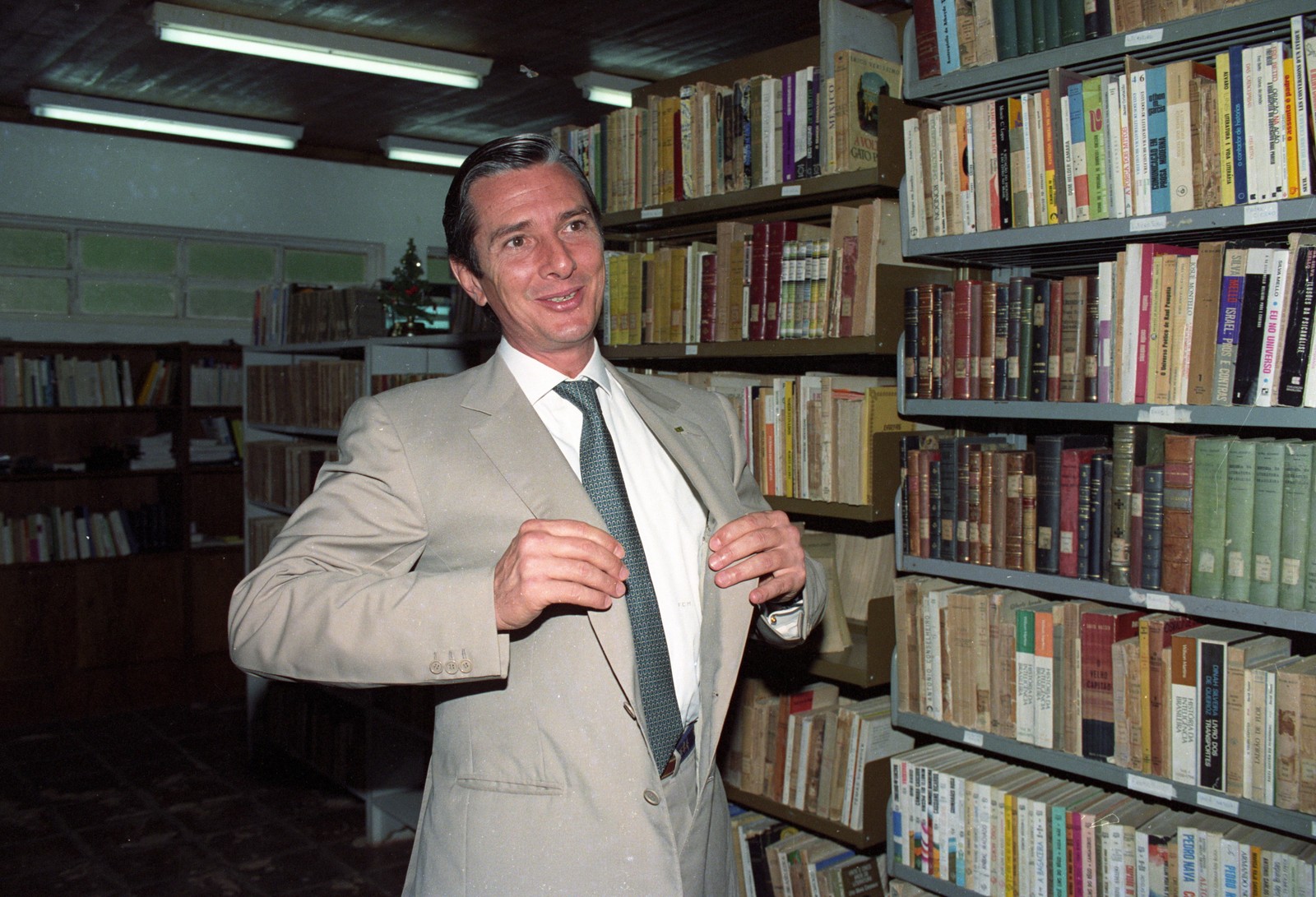 Collor na biblioteca da Casa da Dinda, em 1992 — Foto: Roberto Stuckert / Agência O Globo