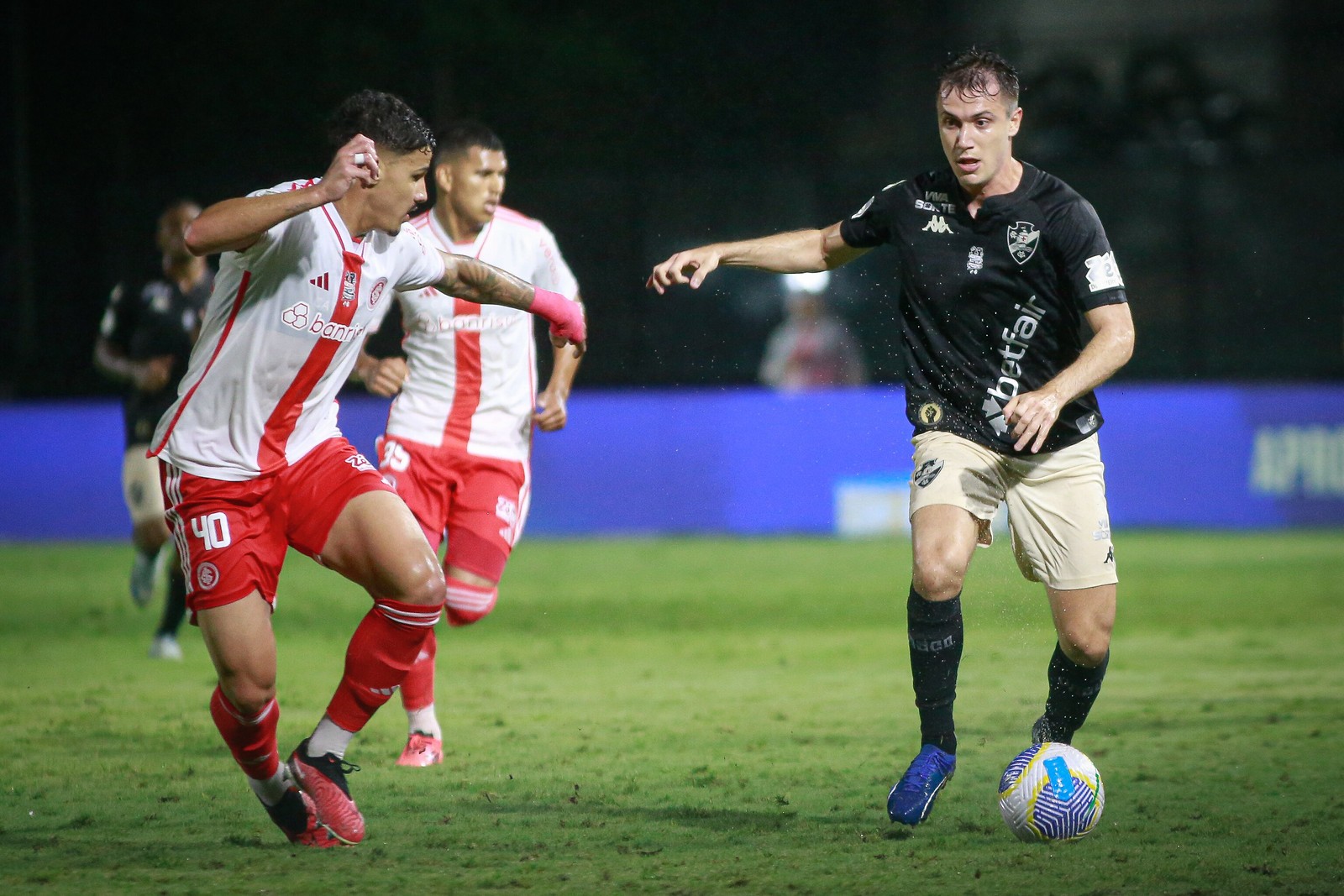 Em São Januário, Vasco perde para o Internacional e vê sonho da Libertadores ficar distante