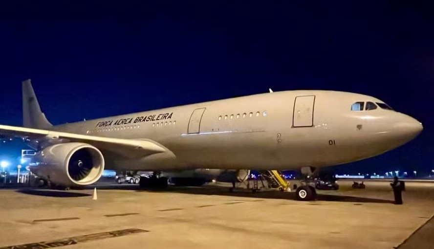 Avião da FAB que vai repatriar brasileiros no Líbano decolou do Galeão, no Rio, rumo a Beirute