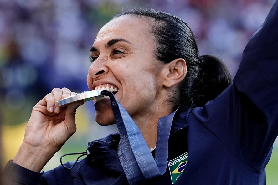 Marta comeora a medalha de prata da seleção brasileira em Paris