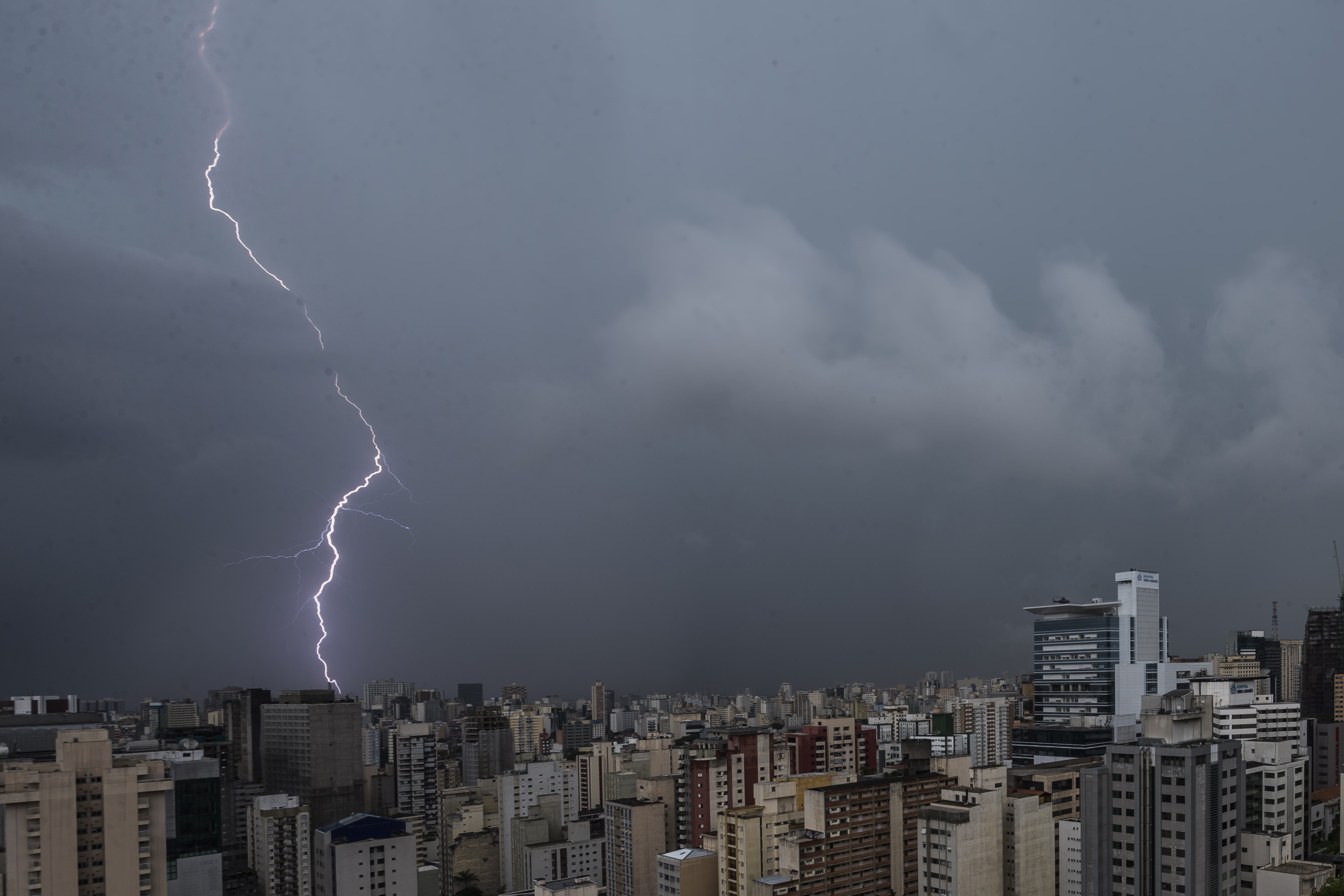 Temporais voltam a atingir o Sul, e chuva se espalha pelo país; veja previsão do tempo desta quinta-feira