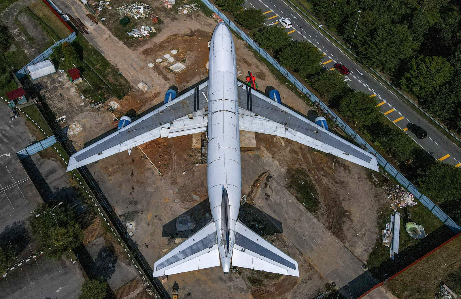 Avião foi 'aposentado' e se tornará atração turística em parque temático em Alor Gajah, na Malásia — Foto: MOHD RASFAN/AFP