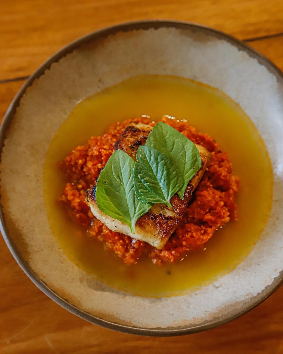 O peixe do dia com pirão de tomate e tucupi é o prato favorito da chef — Foto: Divulgação