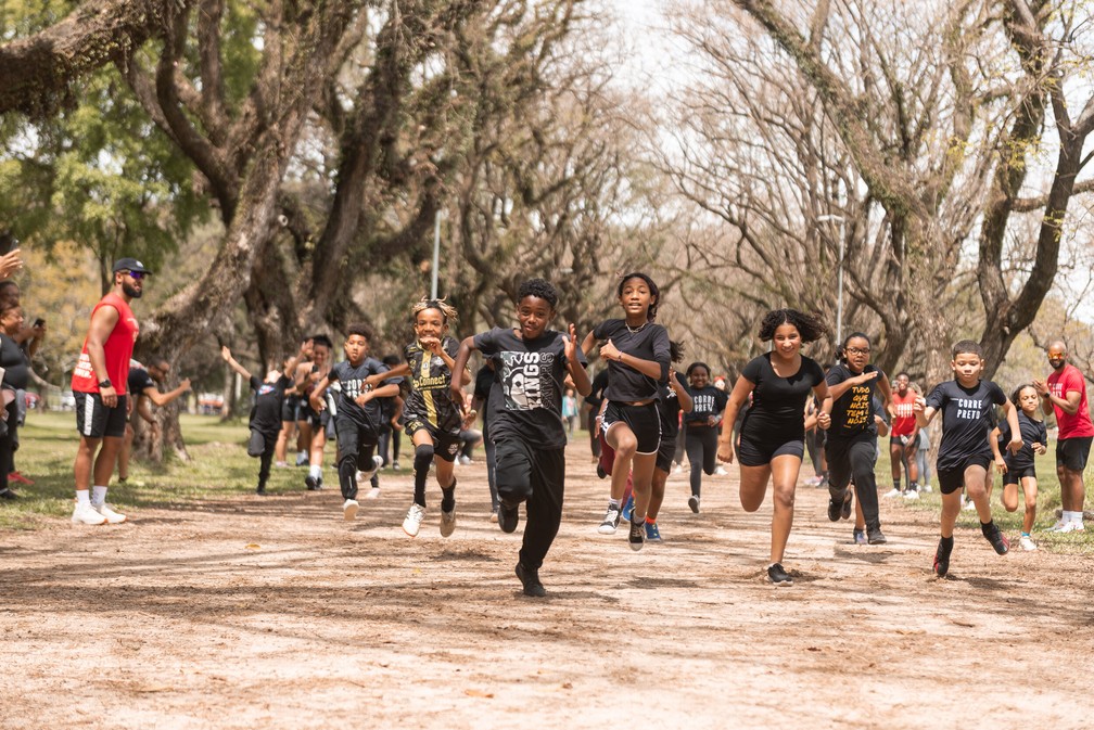 Corre Pretinho, para crianças, é um "braço" do Corre Preto, coletivo de corrida para pessoas pretas, de Porto Alegre — Foto: Divulgação Olympikus