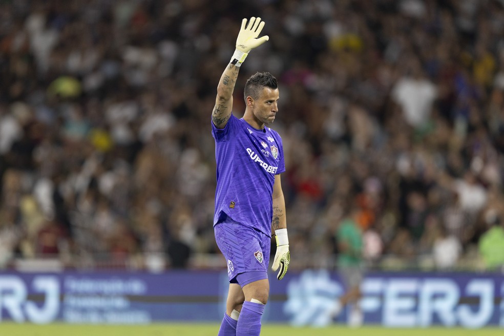 Fábio defendeu pênalti em classificação do Fluminense à final do Carioca — Foto: Guito Moreto / Agência O Globo