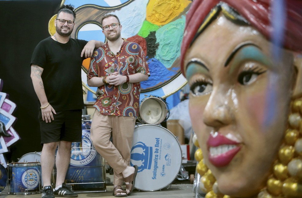 Carnavalescos Gabriel Haddad (de bermuda) e Leonardo Bora, responsáveis pelo desfile sobre Heitor dos Prazeres na Vila Isabel — Foto: Marcelo Theobald / Agência O Globo / 18-12-2025
