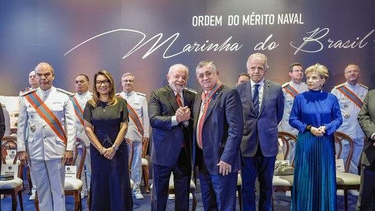 Concessão de medalhas da Marinha a líderes do governo Lula enfurece militares